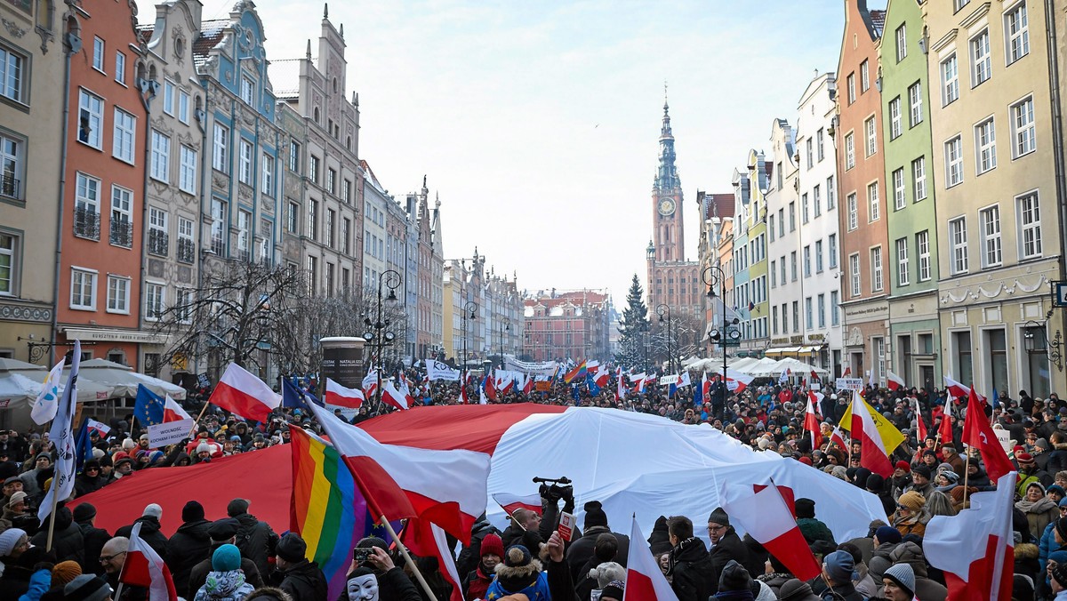 W wielu polskich miastach, w tym Gdańsku, Opolu, Bydgoszczy, Olsztynie, Poznaniu i Warszawie odbyły się dzisiaj manifestacje Komitetu Obrony Demokracji. Protesty związane były z wprowadzonymi ostatnio przez rząd zmianami dotyczącymi m.in. Trybunału Konstytucyjnego i mediów publicznych.