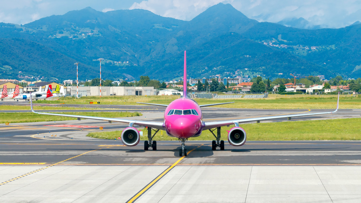 Linie lotnicze Wizz Air na swoim profilu na Facebook'u krótkie wideo przedstawiające proces malowania samolotu. Film opublikowany kilka godzin temu zebrał już kilkaset polubień, a wyświetliło go ponad 24 tysiące użytkowników.