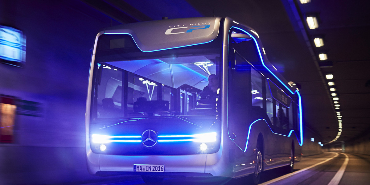 Częściowo autonomiczny autobus przyszłości Mercedesa