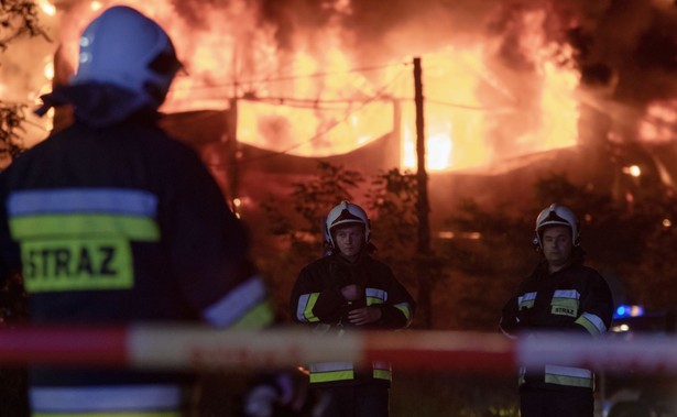 Jeżeli ktoś podpala ścianę, gdzie znajdują się rury gazowe, które zostały solidnie opalone, a one były bardzo dobrze widoczne, to musi zakładać doprowadzenie do nieszczęścia. Stąd moje zawiadomienie" - powiedział.