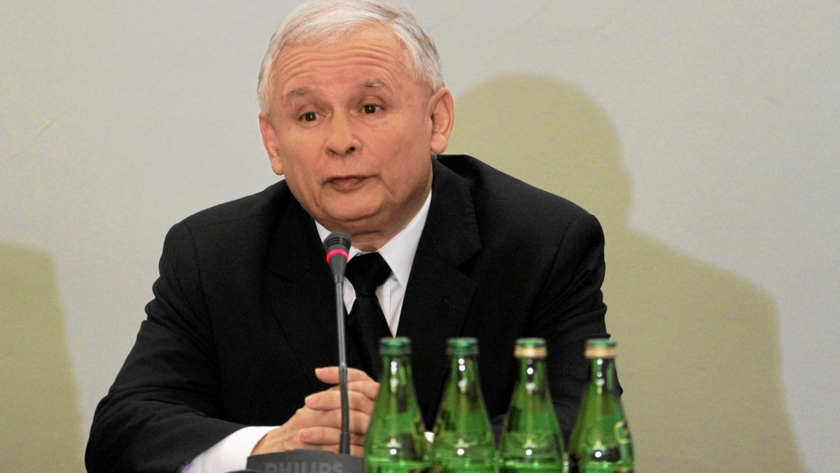 Komisja Laska nie powstała, by wyjaśniać społeczeństwu kwestie związane z katastrofą Tu-154M, ale by pokazać Rosjanom sprzeciw rządu wobec pojawiających się tez i dowodów, podważająjących oficjalne ustalenia - twierdzi Jarosław Kaczyński na łamach "Gazety Polskiej".