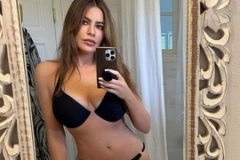 SKINULA SE SOFIJA VERGARA! KONAC - TANGA bljesnula na suncu, a TOPLES gori: "Izgleda kao da je tek prešla TRIDESETU", glumica potvrdila da je SINGL, a njen bivši već ima novu