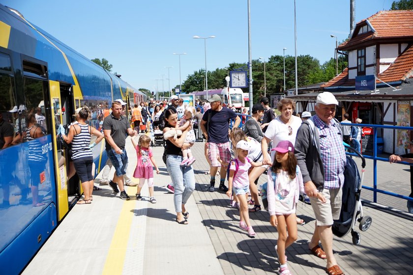 Tłum turystów na dworcu w Helu