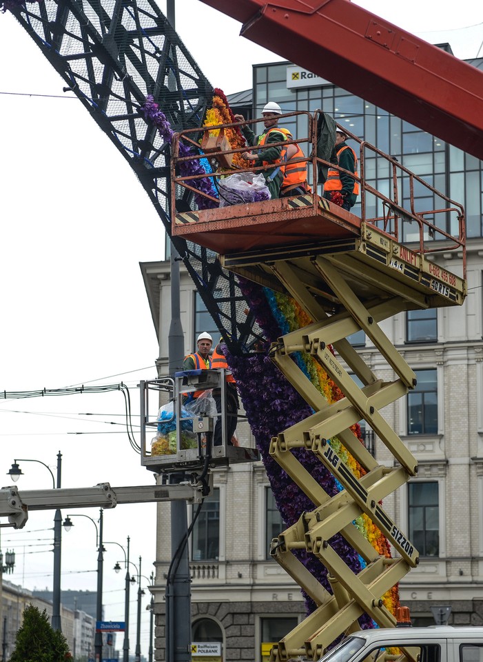 WARSZAWA PL. ZBAWICIELA TĘCZA MONTAŻ KWIATÓW (Montaż kwiatów na tęczy)