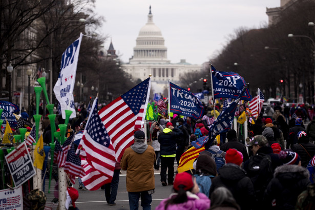 Przed gmachem Kapitolu znajdują się tysiące sympatyków prezydenta USA, którzy uważają że wybory prezydenckie z 3 listopada 2020 roku zostały sfałszowane.