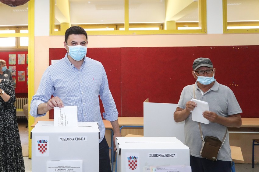 Davor Bernardić na glasanju