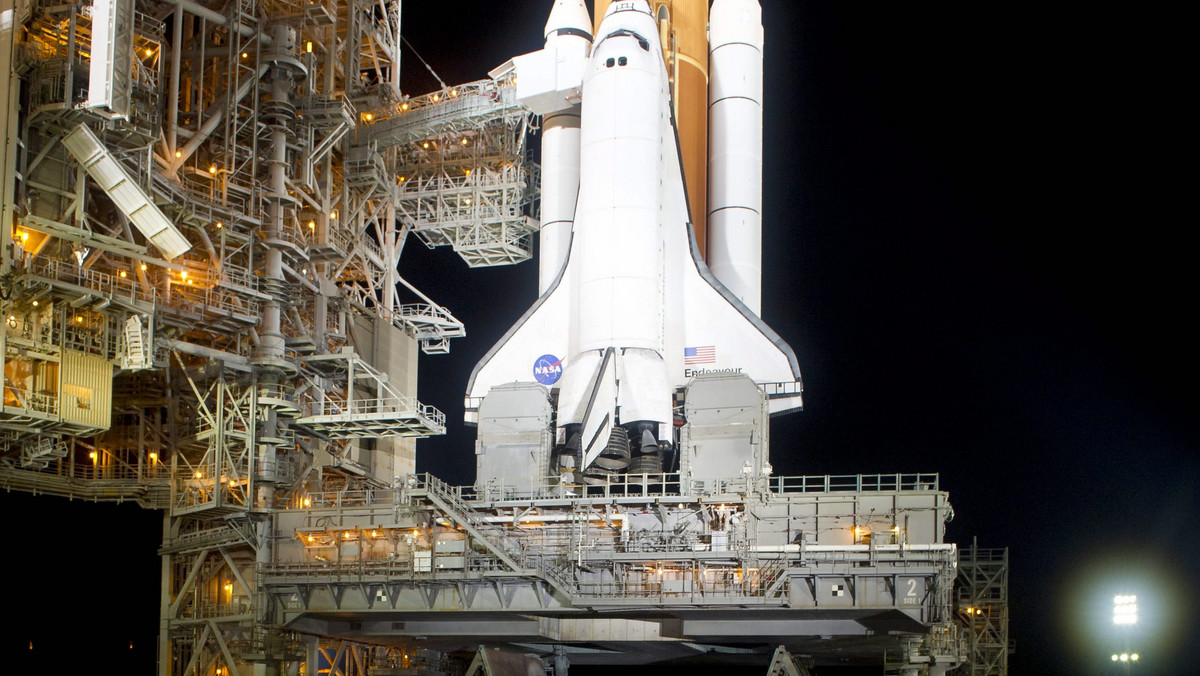 NASA ponownie odłożyła planowany na poniedziałek ostatni start promu kosmicznego Endeavour, ponieważ nie rozwiązano jeszcze problemu z elektroniką. Pierwotnie Endeavour miał wystartować w piątek. Nowego terminu startu na razie nie podano.