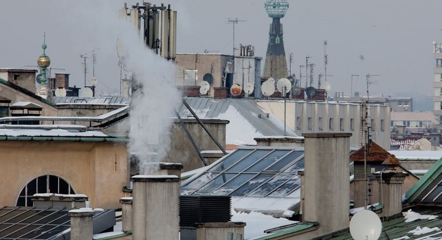 W Krakowie obowiązuje całkowity zakaz stosowania węgla i drewna w kotłach, piecach i kominkach. Niestety, miasto leży w niecce, zatruwają je mieszkańcy sąsiednich gmin.