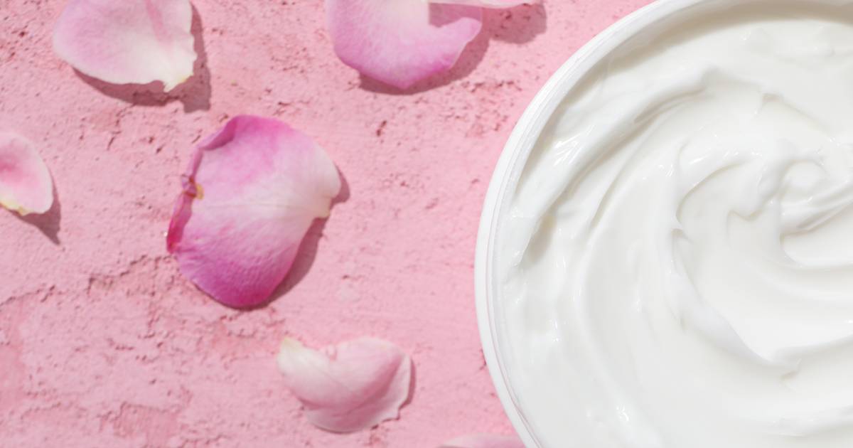 Ten krem z wodą różaną pachnie jak z tysiąca i jednej nocy, a na skórze daje bajkowe efekty