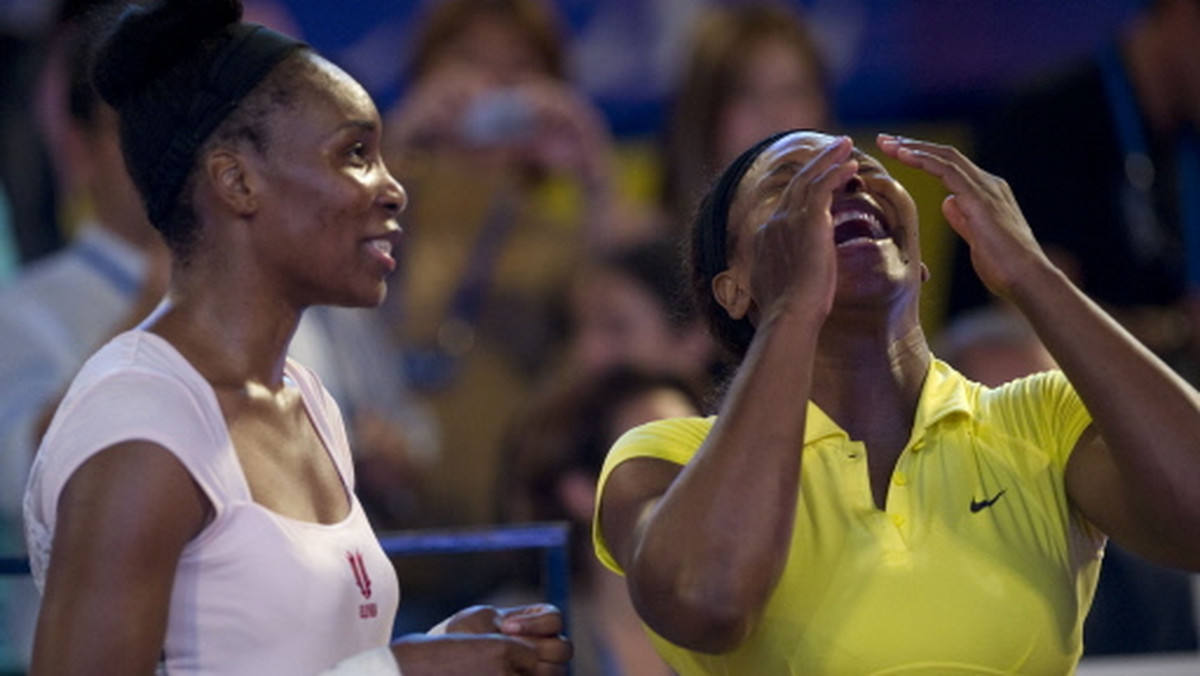 Siostry Serena i Venus Williams awansowały do finału turnieju deblistek, rozgrywanego na kortach trawiastych Wimbledonu (z pulą nagród 16,1 mln funtów). Amerykanki pokonały rozstawioną z numerem pierwszym parę Liezel Huber/Lisa Raymond 2:6, 6:1, 6:2.