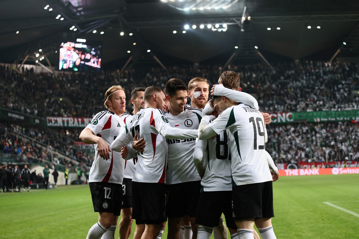 Piłkarze Legii Warszawa cieszą się z gola podczas meczu fazy zasadniczej piłkarskiej Ligi Konferencji z Dynamem Mińsk