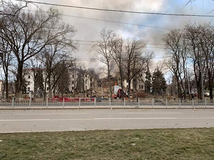 A mariupoli színház lebombázott épülete MTI/AP/Donyecki regionális civil-katonai közigazgatás tanács