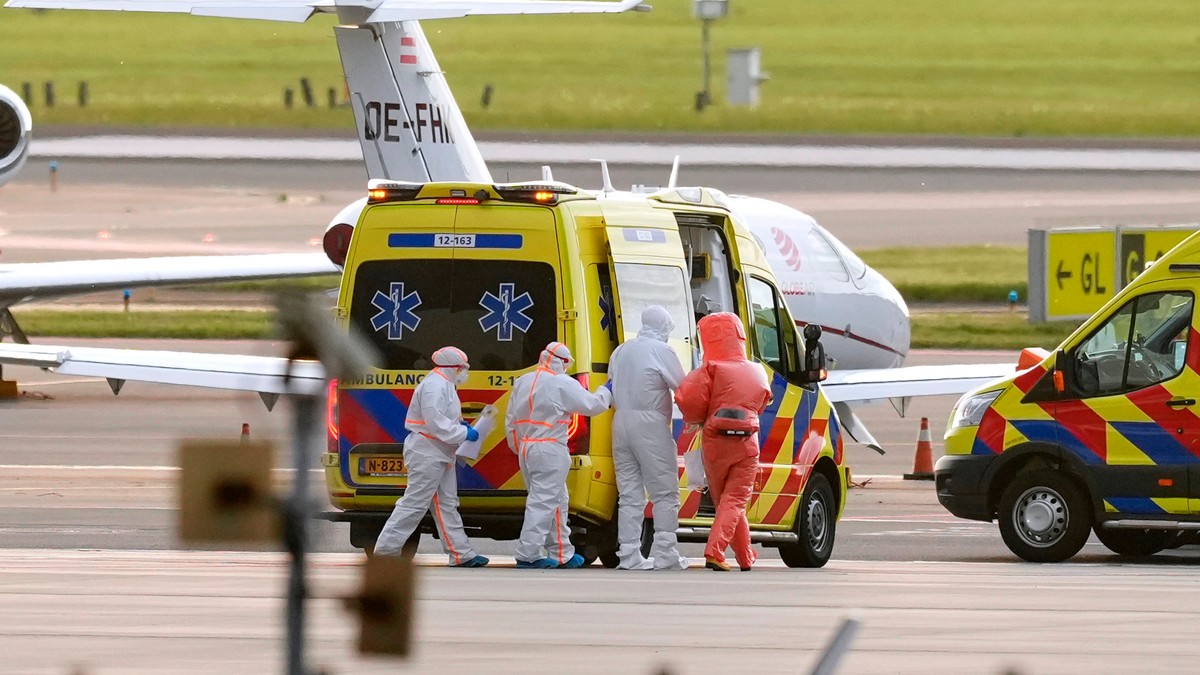 Medicinski radnici prate pacijenta, evakuisanog sa kruzera "Hondijus" zbog sumnje na hantavirus, do kola Hitne pomoći nakon što je avionom prebačen na aerodrom u Amsterdamu