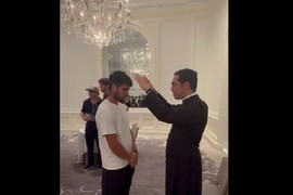 Karlos Alkaraz otišao u crkvu PO BOŽJI BLAGOSLOV i svi ga porede sa NOVAKOM, a onda se pojavio SKROZ ĆELAV zahvaljujući BRATU i evo dokaza da se još nije navikao na NOVI IMIDŽ