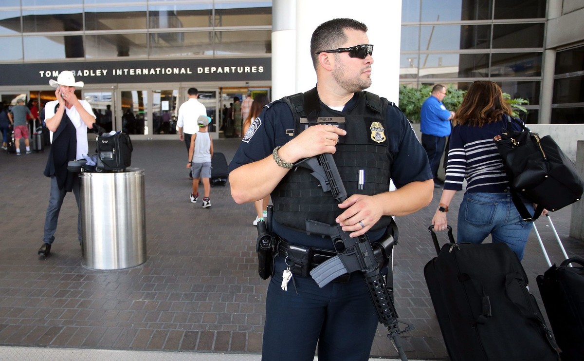 Policjant na lotnisku w Los Angeles