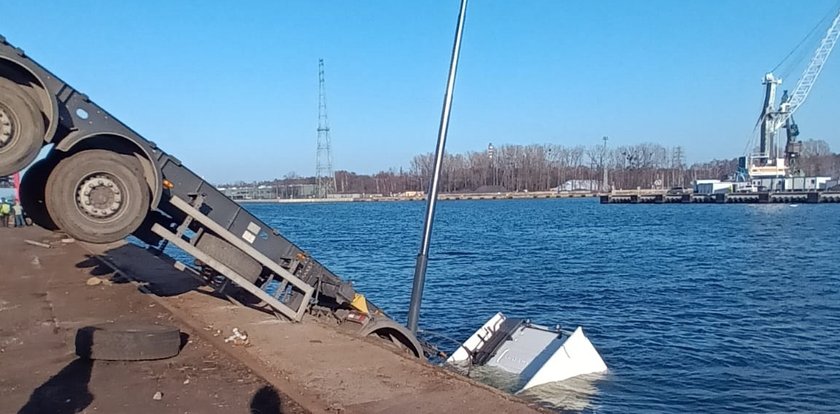 Ciężarówka wpadła do Martwej Wisły w Gdańsku. Kierowca może mówić o ogromnym szczęściu