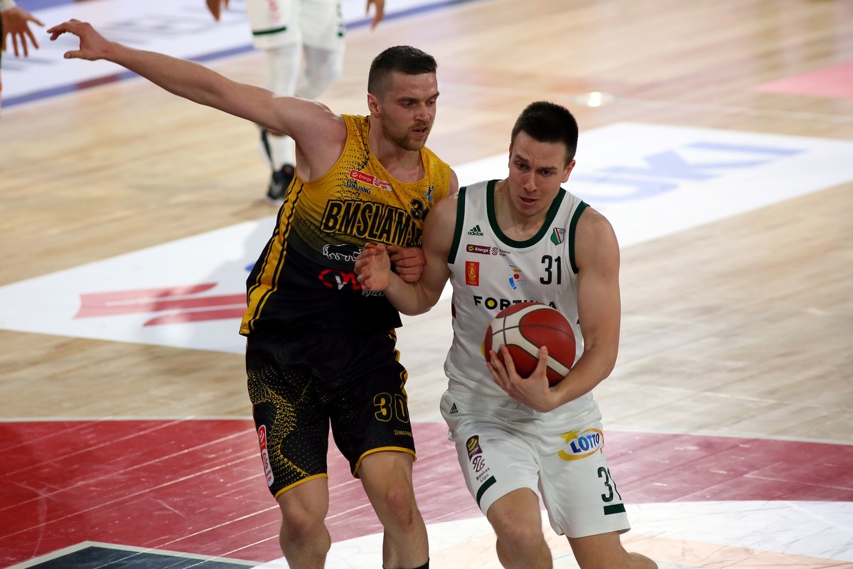 Koszykarz drużyny Legia Warszawa Grzegorz Kamiński (P) i Jakub Garbacz (L) z zespołu Arged BMSlam Stal Ostrów Wlkp. podczas pierwszego meczu półfinałowego fazy play off Ekstraklasy, w hali "Arena Ostrów"