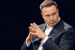 Elon Musk. W wieku 12 lat udało mu się napisać i zaprojektować grę, którą następnie sprzedał za 500 dolarów magazynowi „PC and Office Technology.