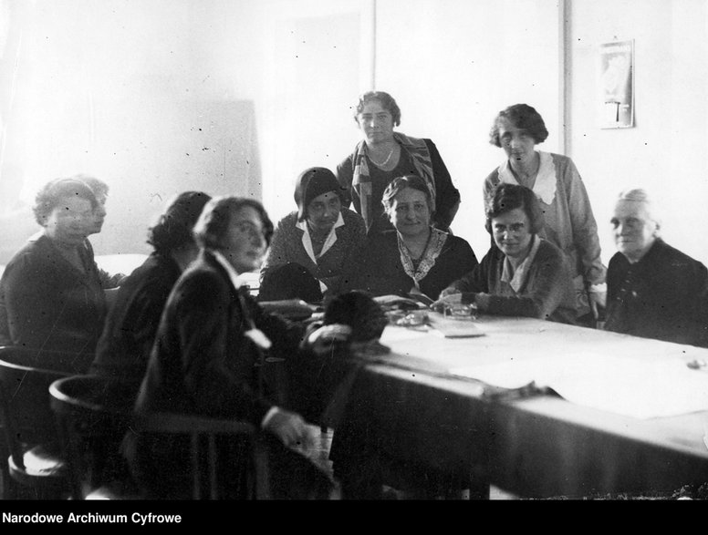 Grupa posłanek BBWR w kuluarach, widoczne m.in. Janina Kirtiklisowa, Eugenia Waśniewska, Zofia Moraczewska, Maria Jaworska, Halina Jaroszewiczowa w 1930 r.