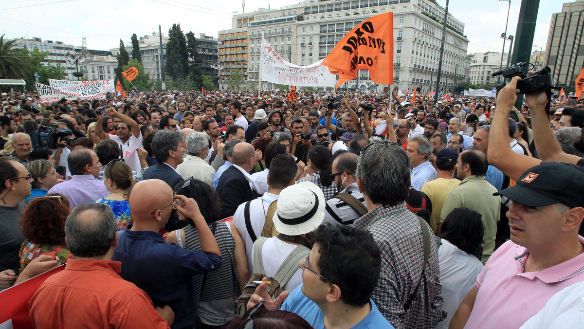 W ramach strajku generalnego, ogłoszonego przez dwie największe centrale związkowe w Grecji, na ulice Aten wyszło 16 tys. ludzi, a w Salonikach - 7 tys. Protestowano przeciwko rządowym planom zwolnienia tysięcy pracowników sektora publicznego.