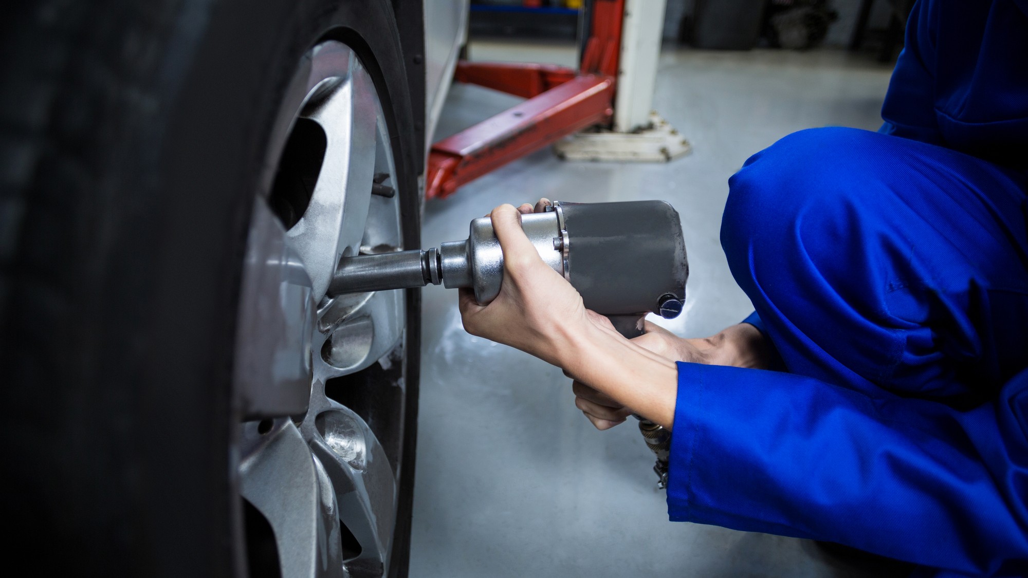 Montáž lepších pneumatík na zadnú nápravu predstavuje kľúčový faktor pre zachovanie stability vozidla počas prudkých manévrov. Vodiči by mali uprednostniť bezpečnosť pred lepším záberom predných kolies v roku 2026. 