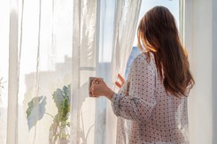 Dorzuć to do prania. Firanki będą jak nowe - śnieżnobiałe i miękkie