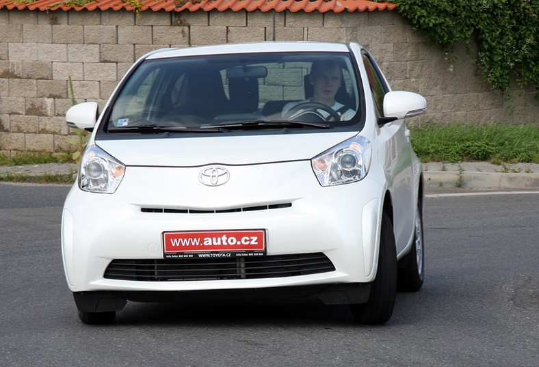 Test: Toyota iQ 1,0 (50 kW) – Má pod čepicí