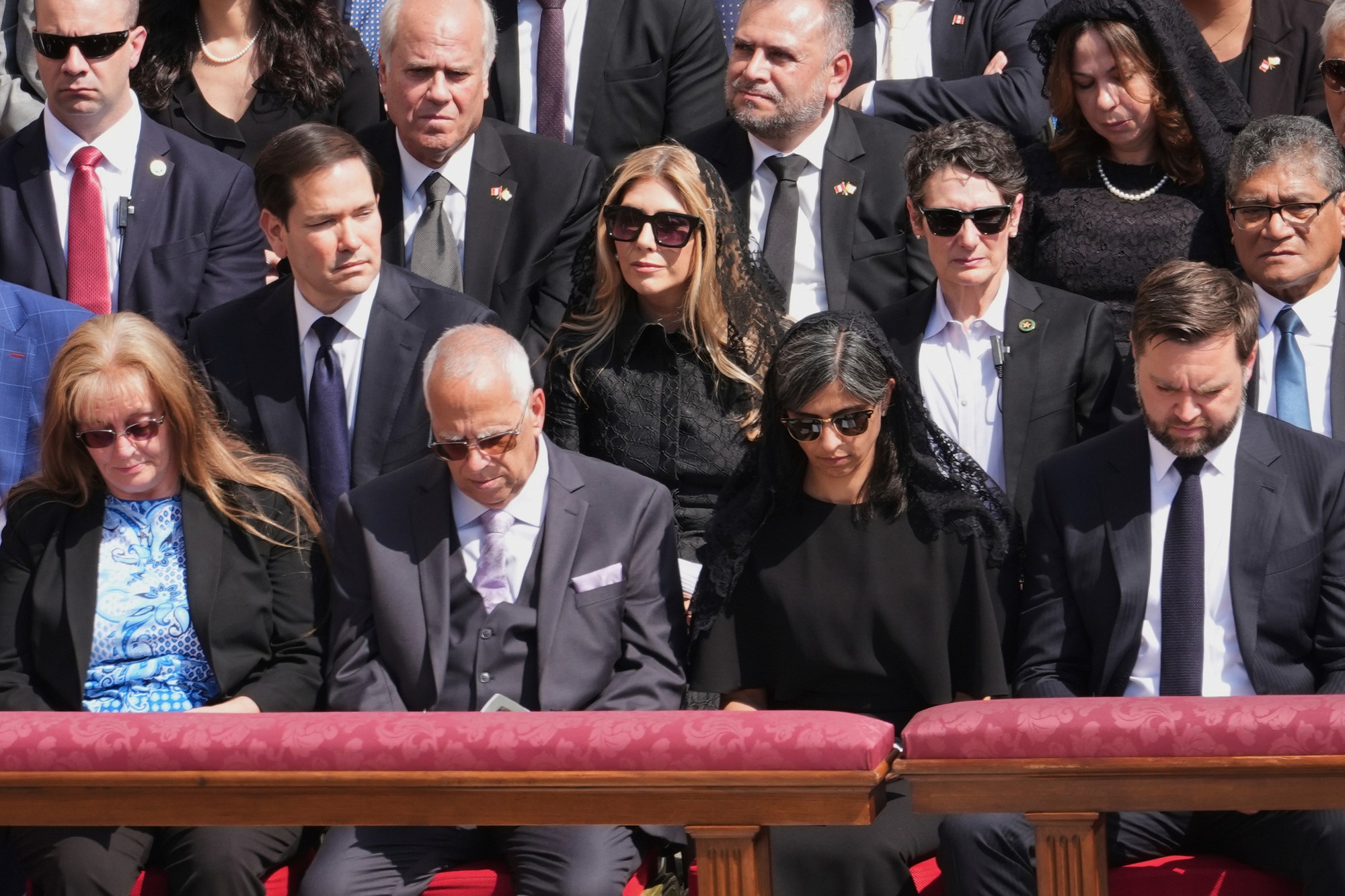 Predný rad sprava doľava: viceprezident JD Vance a druhá dáma Usha Vance, Louis Prevost, brat pápeža Leva XIV., a jeho manželka Deborah počas inauguračnej omše pápeža Leva XIV.