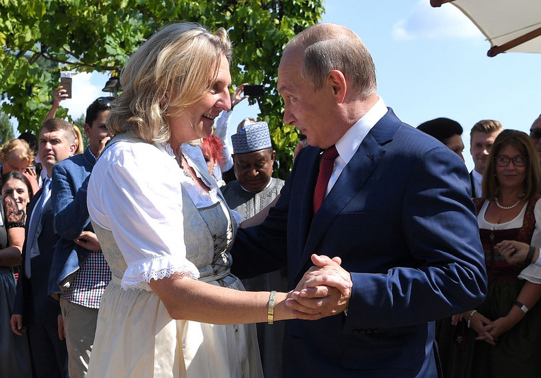 Karin Kneissl i Władimir Putin podczas ślubu austriackiej minister spraw zagranicznych, 18 sierpnia 2018 r.