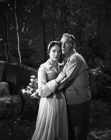A mindössze 20 éves Julie Andrews és Bing Crosby közös jelenete a High Tor című tévéfilm forgatásán.
