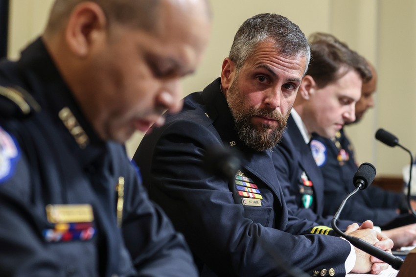 Policajci su bili izloženi izrazitoj brutalnosti: prebijeni su, gaženi, prskani hemijskim sredstvima...