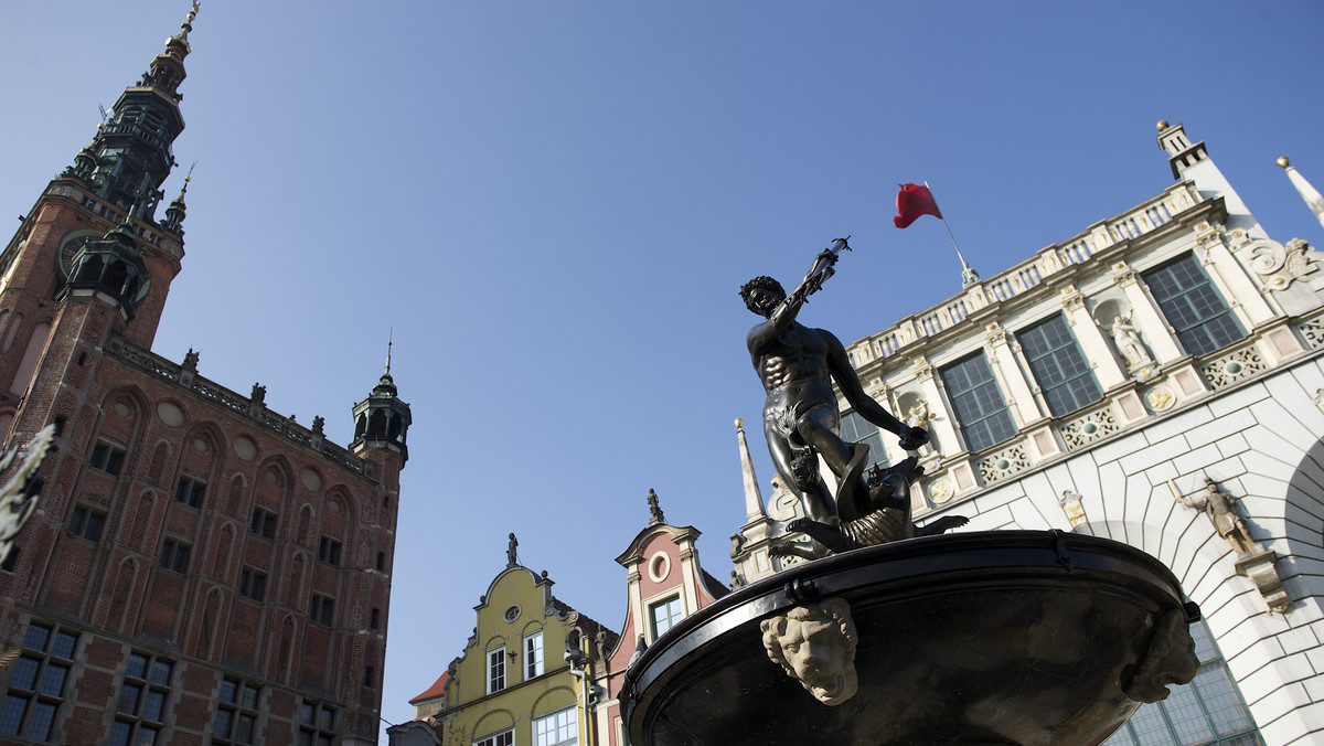 Po prawie siedmiu miesiącach nieobecności powrócił w sobotę na swoje miejsce na Długim Targu posąg rzymskiego boga wód i mórz - Neptuna. Odrestaurowana, ważąca 650 kilogramów figura, została zamontowana na cokole fontanny w śródmieściu Gdańska.