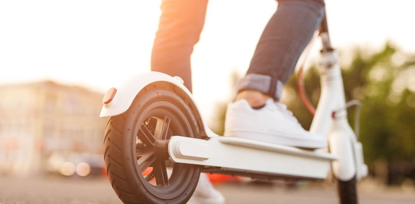 Trafił na komisariat, bo pijany jechał hulajnogą elektryczną. Niedługo po wypuszczeniu zmarł, wpadając pod pociąg