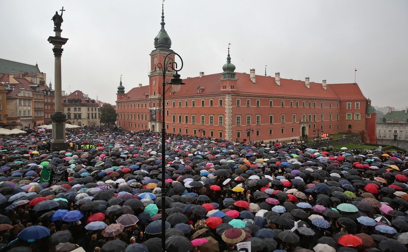 W poniedziałek odbywa się strajk kobiet - protest wobec możliwego zaostrzenia przepisów dot. aborcji. Akcja miała swój początek w internecie; jej uczestniczki zapowiedziały nieprzyjście do pracy lub niewykonywanie swoich codziennych obowiązków lub zamanifestowały solidarność ze strajkującymi czarnym strojem. W wielu miastach zaplanowano manifestacje.