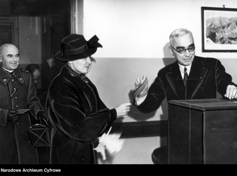 Edward Rydz-Śmigły z żoną Martą Thomas-Zaleską podczas głosowania w 1938 r.