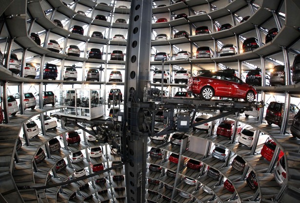 Centrum Volkswagen w Wolfsburgu w Niemczech. Automatyczny parking fot. Jochen Eckel/Bloomberg