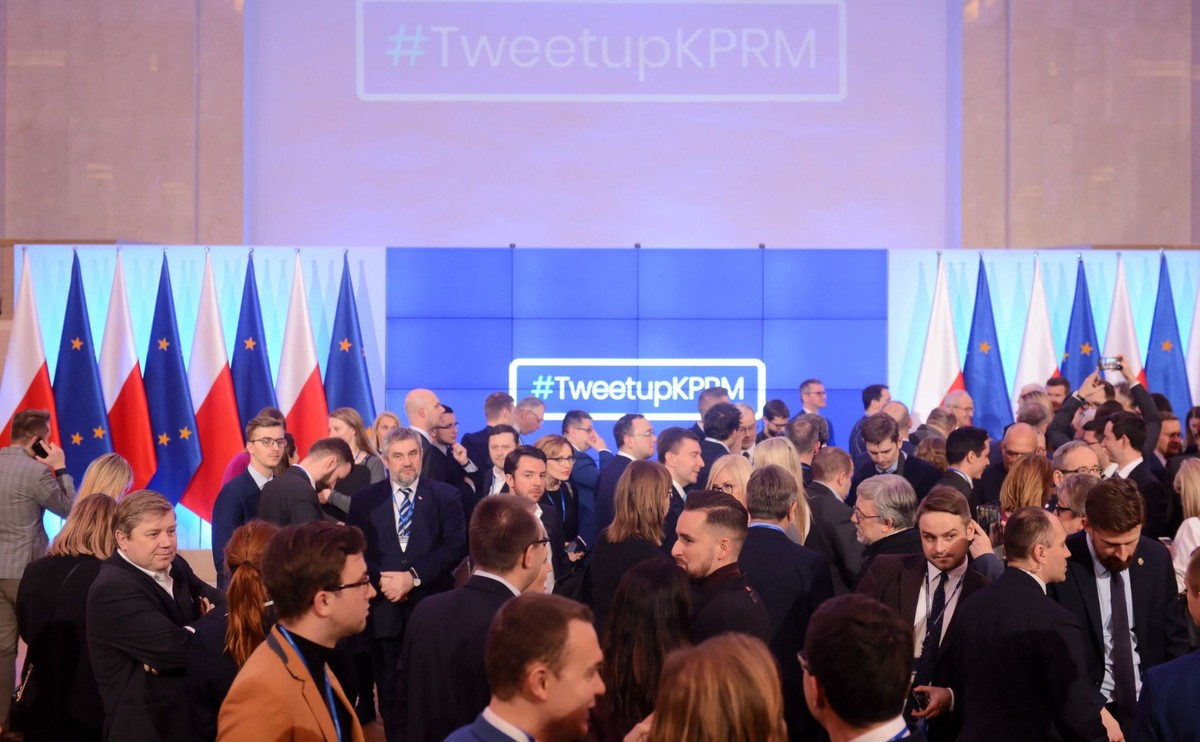 Tweetup w KPRM. Szefowa resortu finansów i premier: Wyniki budżetowe za 2018 są lepsze od planowanych