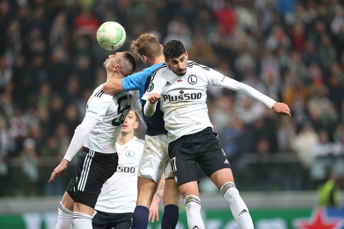 Piłkarze Legii Warszawa Artur Jędrzejczyk (L) i Gil Dias (P) oraz Dani de Wit (C) z AZ Alkmaar podczas meczu grupy E Ligi Konferencji