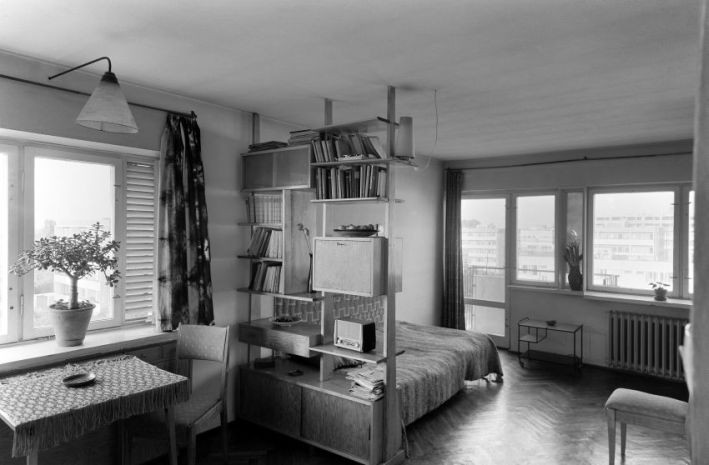 Warszawa Żoliborz, lata 60. Sady Żoliborskie – wnętrze mieszkania. Fot. Zbyszko Siemaszko/FORUM