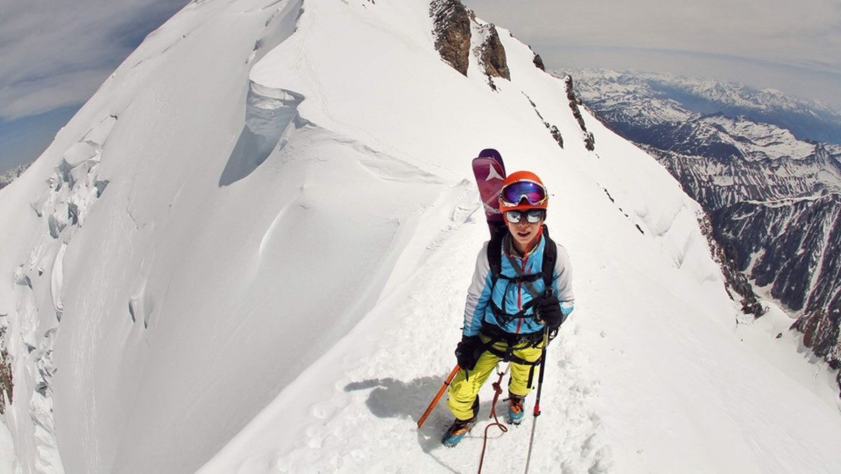 W sierpniu 2018 roku młody chłopak po raz pierwszy wyszedł z tatą na Mont Blanc. Wyszli i zeszli w zaledwie 15 godzin, zwykle zajmuje to... trzy dni. W niecały rok później Alexander Piegza postanowił zarzucić narty na plecy i jako pierwszy najmłodszy na świecie człowiek zjechać z najwyższego szczytu w Europie północną ścianą. Żeby było mało, na mierzącą 4810 m n.p.m. górę wyszli i zjechali w 12 godzin, bijąc swój dotychczasowy rekord o aż trzy godziny. “Pewnie udałoby się i o 4, ale “wlekliśmy się”, ponieważ zwykle po drodze robię dużo zdjęć, a to zajmuje dodatkowy czas” - opowiada w rozmowie z Onet Podróże tata Alexandra, Przemysław Piegza.  