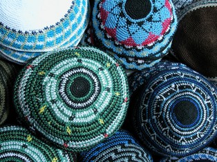 Problematyczne symbole religijne. Firmy nie wiedzą, co z nimi zrobić