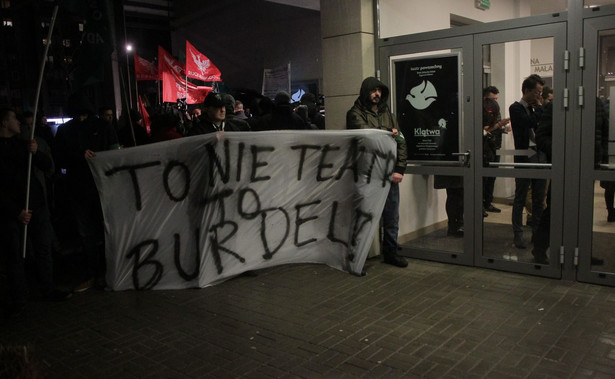 Protest przeciwko "Klątwie" w Teatrze Powszechnym. Policja zatrzymała 9 osób