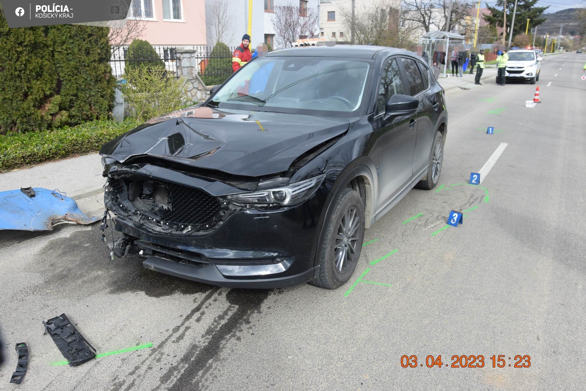 Po náraze sa traktor prevrátil kolesami nahor a vodič ostal zakliesnený pod traktorom.