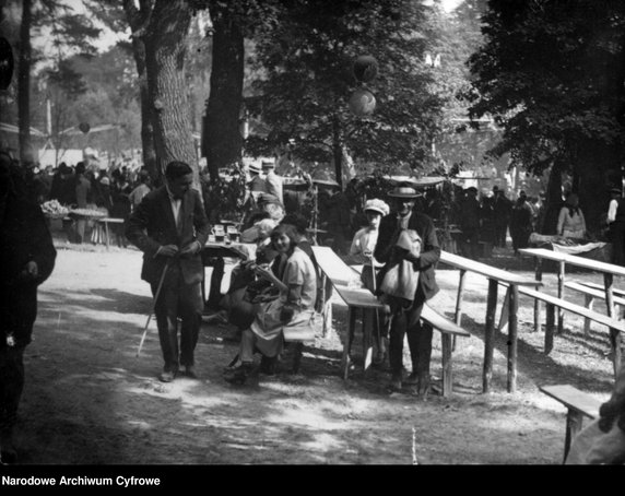 Majowy wypoczynek na Bielanach - rok 1925 - zdjęcie pochodzi z archiwów Narodowego Archiwum Cyfrowego