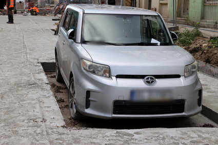 Słynne "zabetonowane" auto z Łodzi się odnalazło. Wiemy, co grozi jego kierowcy
