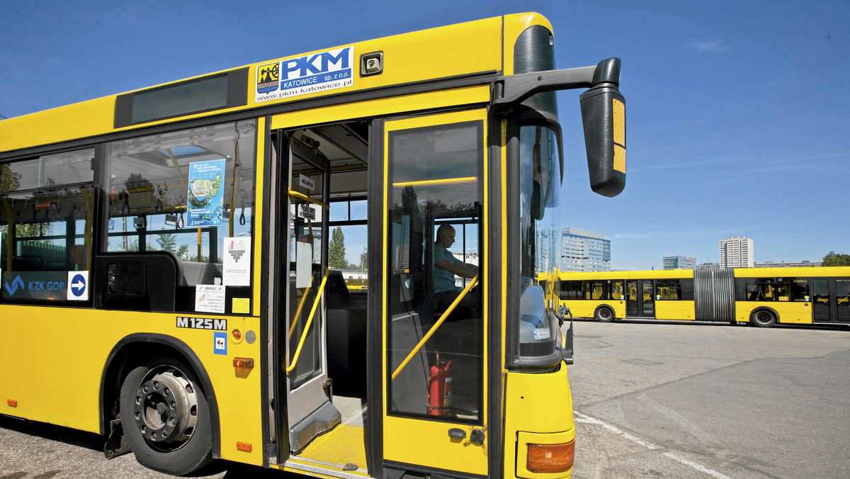 Przywitał się czule z przyjacielem na przystanku. Gdy para weszła razem do autobusu trzymając się za ręce, mężczyzna usłyszał od kierowcy: "Cioto, pokazuj bilet!". Nieprzyjemna sytuacja miała miejsce w Katowicach przy ul. Piotra Skargi - czytamy w dzisiejszej "Gazecie Wyborczej".