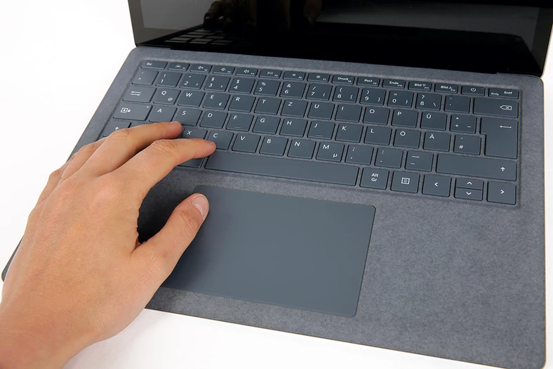 Przyjemność dla dłoni: mniejszy 13,5-calowy Surface Laptop 4 może być również wykończony alcantarą