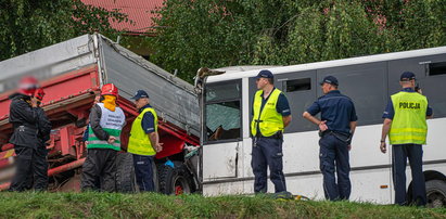 Autobus wiozący dzieci zderzył się z ciężarówką. Nie żyje kolejny poszkodowany
