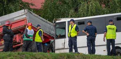 Autobus wiozący dzieci zderzył się z ciężarówką. Nie żyje kolejny poszkodowany