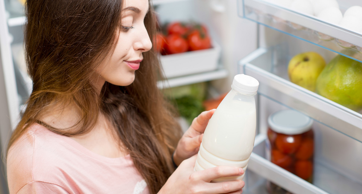 Jak przechowywać mleko w lodówce? Jakie mleko kupić?